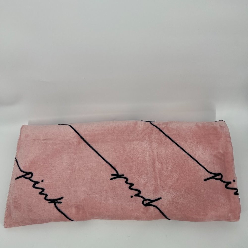 Victoria's Secret PINK Cozy Plush Blanket Pink White Linear Script 50x60 in NWOT - Picture 7 of 9